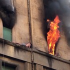 Roma, fiamme in un appartamento all'Appio: uomo intrappolato sul cornicione
