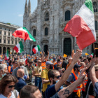 Gilet Arancioni, migliaia di persone nelle piazze: «Vogliamo la nuova lira italica e un governo votato dal popolo»