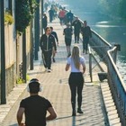 Coronavirus, a Milano in tanti sfidano il divieto di jogging: "folla" ai Navigli