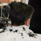 Roma, in cinque dal barbiere e senza mascherine: chiuso il locale e multe anche ai clienti