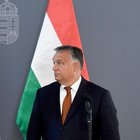 Orban show: «Meloni in Ungheria sarebbe di centro». E attacca l'Italia