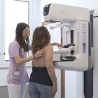 Tumore al seno, ricostruzione gratuita per le donne che hanno superato la malattia: approvata la proposta