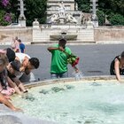 Caldo africano a Roma, turisti si rinfrescano tra fontane e nasoni