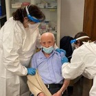 "Nonno Basilio" vaccinato a 103 anni ma diventa bersaglio degli haters: «Poteva cedere la dose»