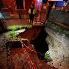 Milano, bomba d'acqua con rami caduti e turisti in fuga. Tromba d'aria e voragine nel Varesotto, una famiglia evacuata