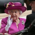 Coronavirus, Regina Elisabetta con i guanti alla cerimonia ufficiale. «Rischio contagio»