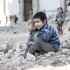 • L'allarme dell'Unicef: più di 100 bambini intrappolati in un edificio 