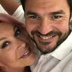 Anna Pettinelli e Stefano Macchi a Domenica Live: «Il primo appuntamento? Un bacio e un pugno». Poi la rivelazione sugli haters