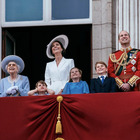 Harry e Meghan "avvistati" alla finestra di Buckingham Palace mentre sorridono con i bambini