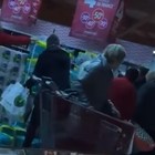 Pannolini scontati: ressa e tensione nei supermercati Video