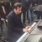 Il giorno dopo gli attacchi un pianista suona "Imagine" davanti al Bataclan