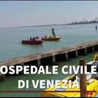 Sirene e applausi dei vigili del fuoco di Venezia per esprimere solidarietà ai medici