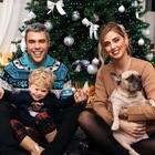 Chiara Ferragni, foto di famiglia con l'albero di Natale. Ma i fan notano un dettaglio: «Come fate?»