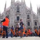Gilet Arancioni manifestano in piazza del Duomo a Milano contro il Governo