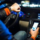 Smartphone al volante, le multe quadruplicano: fino a 2.588 euro più sospensione della patente per due mesi