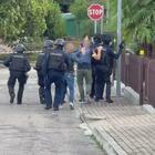 Uomo barricato in casa, i carabinieri "isolano" la zona: è armato. Dopo ore l'irruzione
