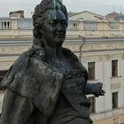 Ucraina, la statua dell'imperatrice russa Caterina II «unisce» il Paese