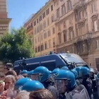 Roma, scontri tra manifestanti e agenti di polizia: una ragazza ferita alla testa. Il corteo verso gli Stati generali della Natalità