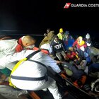 Lampedusa, morto neonato di 5 mesi durante uno sbarco: record di arrivi, soccorritori allo stremo