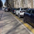 A Milano piste ciclabili invase dalle auto. La denuncia social: «E la gente in bicicletta muore»