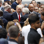 • Trump e Clinton tra la folla: campagna elettorale ferma