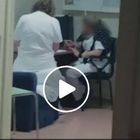 Bimbo arriva piangendo in pediatria nel Napoletano, le infermiere lo ignorano: video e sdegno sui social