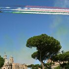 Le Frecce Tricolori sorvolano Roma e l'Altare della Patria nel giorrno della Festa della Repubblica