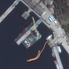 Missili Kalibr caricati sul sottomarino russo nel porto di Sebastopoli