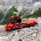 Una escursionista di 28 anni cade, ruzzola per 40 metri tra le rocce e trascorre la notte nel canalone. Trovata ferita, ma viva