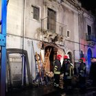 Esplosione in centro a Catania, tre morti: due sono vigili del fuoco. "Probabile fuga di gas"