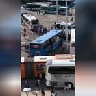 Autobus in fiamme a Piazzale Roma, passeggeri in fuga (video di Luca Volpato)