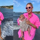 Chiara Ferragni, la prima foto di Vittoria in spiaggia in Sardegna. Un dettaglio fa infuriare i fan: «Non è possibile...»