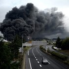 Rouen, incendio in impianto chimico ad alto rischio: «Fiamme circoscritte». Ma il rogo prosegue
