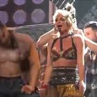 Incidente hot durante il concerto: si stacca il reggiseno di Britney Spears