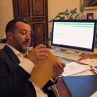 Salvini indagato per il caso Diciotti: «Sequestro di persona aggravato». Lui apre l'atto in diretta Fb