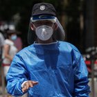 Pechino, allarme coronavirus: nuovi contagi, altri 10 quartieri isolati. Paura al maercato Xinfadi