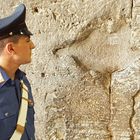 Roma, incide il suo nome sulle pareti del Colosseo: denunciato turista di 17 anni