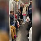 Psicosi Coronavirus, versano "strano" liquido in metro: panico e fuga dei passeggeri