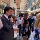 Conte passeggia nel centro di Roma, selfie e confronto con i commercianti