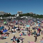 Rissa in spiaggia a colpi di sdraio e lettini: e il comune inglese li vieta