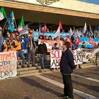 Crisi Covid, protesta dei lavoratori del porto di Venezia davanti alla stazione I motivi dello sciopero