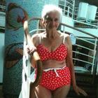 Non ci sono età per il bikini, l'anziana Irene diventa una star del web: ecco perché