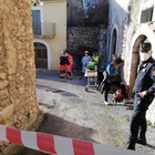 San Pio delle Camere, crolla un palazzo: due operai sotto le macerie