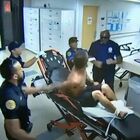 Un paziente gli sputa addosso, vigile del fuoco si infuria e lo prende a pugni: il video choc