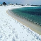 Neve in Puglia, lo spettacolo delle spiagge e i trulli imbiancati