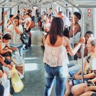 In metropolitana solo in piedi, addio ai sedili: il programma del nuovo anno per diminuire l'affollamento sui mezzi pubblici