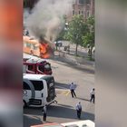 Autobus in fiamme a Piazzale Roma, passeggeri in fuga a Venezia