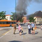 Autobus carico di passeggeri prende fuoco a Piazzale Roma: momenti di terrore tra i turisti