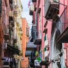 A Napoli ci si abbraccia anche dai balconi: la canzone durante la quarantena che unisce tutti