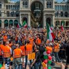 Gilet arancioni, proteste in piazza: «No all'Europa, torniamo alla lira»